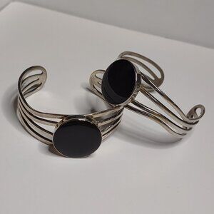 Very Cool Matching Set Of 2 Black And Silver Tone Vintage Cuff Bracelets